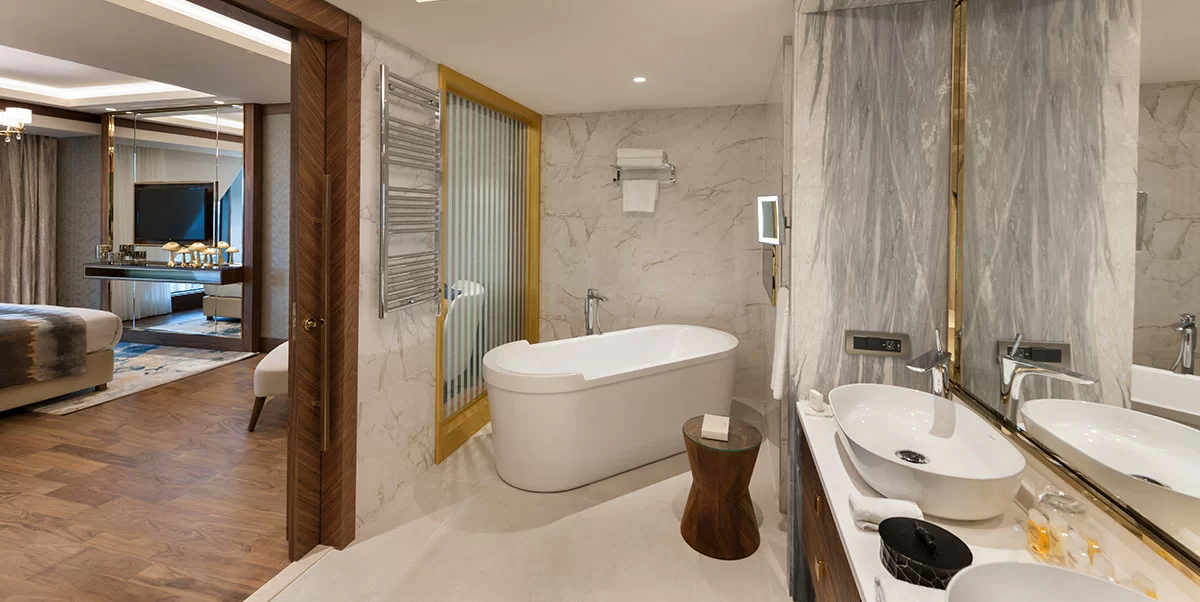 KRAL SÜİTİ, BÜYÜK YATAKLI, DENİZ MANZARALI