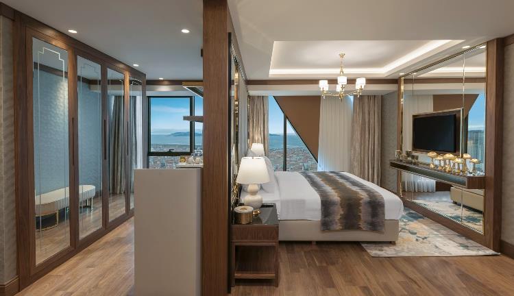 ПРЕЗИДЕНТСКИЙ СЮИТ С БОЛЬШОЙ ДВУСПАЛЬНОЙ КРОВАТЬЮ И ВИДОМ НА МОРЕ