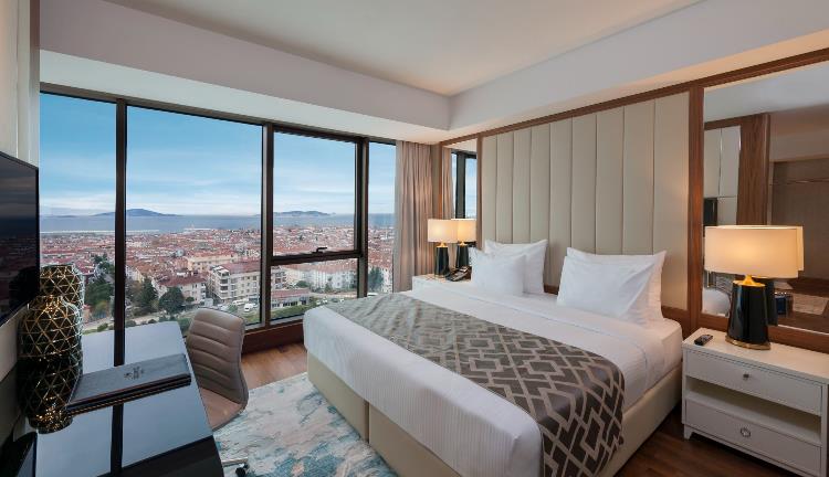 СЮИТ С БОЛЬШОЙ ДВУСПАЛЬНОЙ КРОВАТЬЮ И ВИДОМ НА МОРЕ 