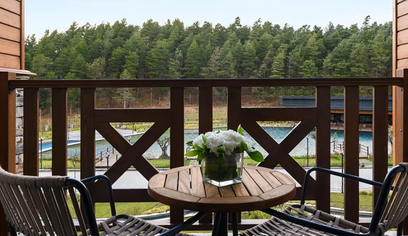 DELUXE ODA, BÜYÜK YATAKLI, ORMAN VE BİYOLOJİK GÖLET MANZARALI 