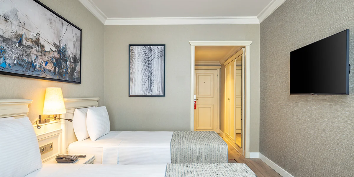 TRENDY ODA, 2 ADET TEK KİŞİLİK YATAKLI, BALKONLU