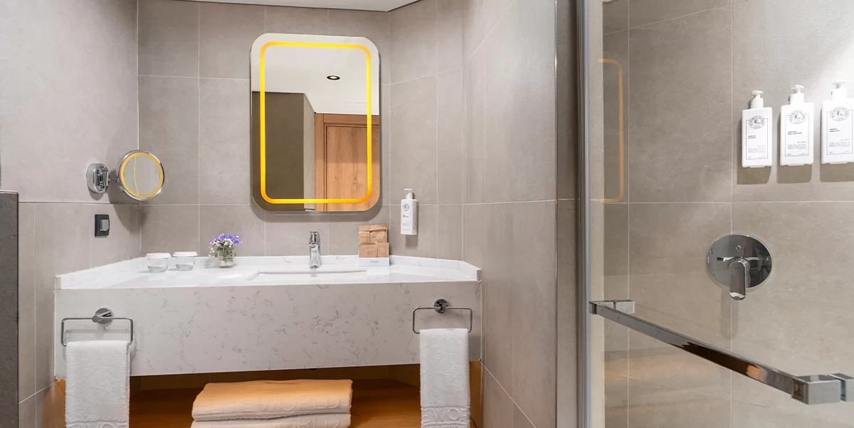 İKİ ODALI AİLE ODASI, BÜYÜK YATAKLI VE 2 ADET TEK KİŞİLİK YATAKLI