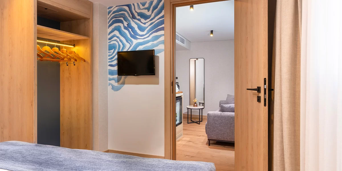 İKİ ODALI AİLE ODASI, BÜYÜK YATAKLI VE 2 ADET TEK KİŞİLİK YATAKLI