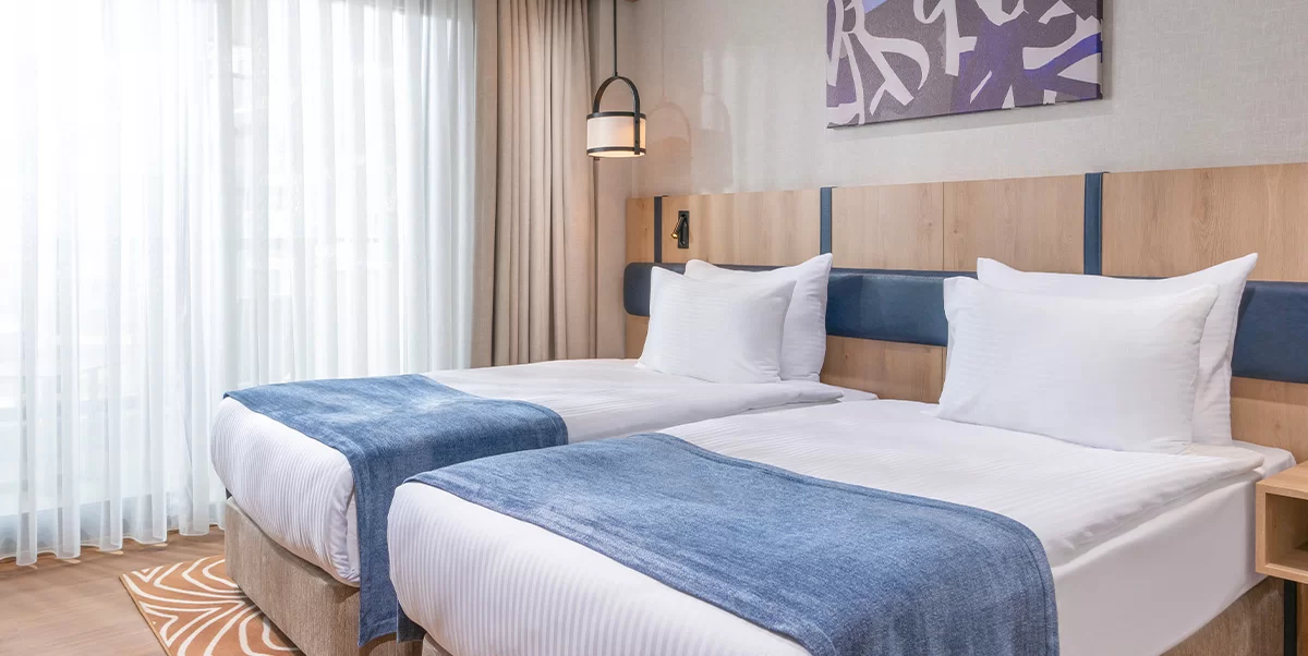 İKİ ODALI AİLE ODASI, BÜYÜK YATAKLI VE 2 ADET TEK KİŞİLİK YATAKLI