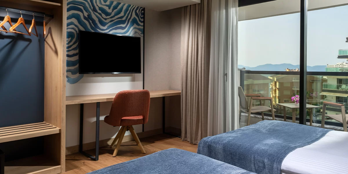 İKİ ODALI AİLE ODASI, BÜYÜK YATAKLI VE 2 ADET TEK KİŞİLİK YATAKLI