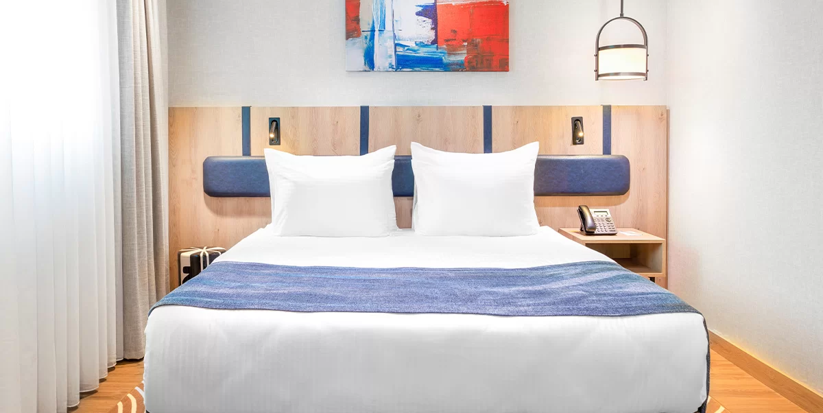 İKİ ODALI AİLE ODASI, BÜYÜK YATAKLI VE 2 ADET TEK KİŞİLİK YATAKLI