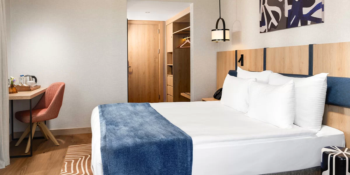 TRENDY ODA, BÜYÜK YATAKLI, DENİZ MANZARALI