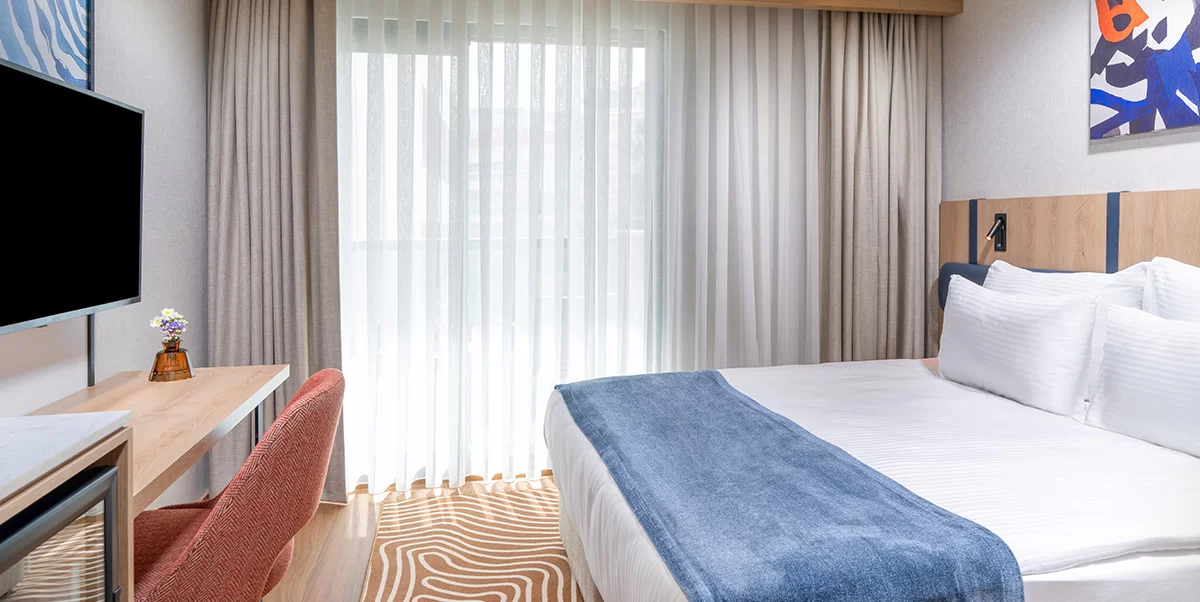 TRENDY ODA, BÜYÜK YATAKLI, DENİZ MANZARALI