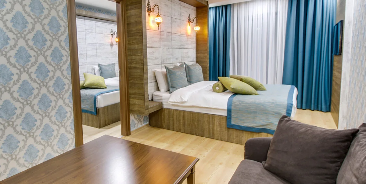 İKİ ODALI AİLE ODASI, BÜYÜK YATAKLI VE 2 ADET TEK KİŞİLİK YATAKLI