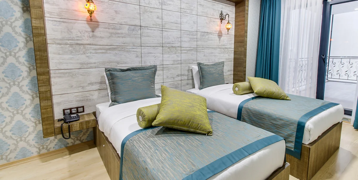 İKİ ODALI AİLE ODASI, BÜYÜK YATAKLI VE 2 ADET TEK KİŞİLİK YATAKLI