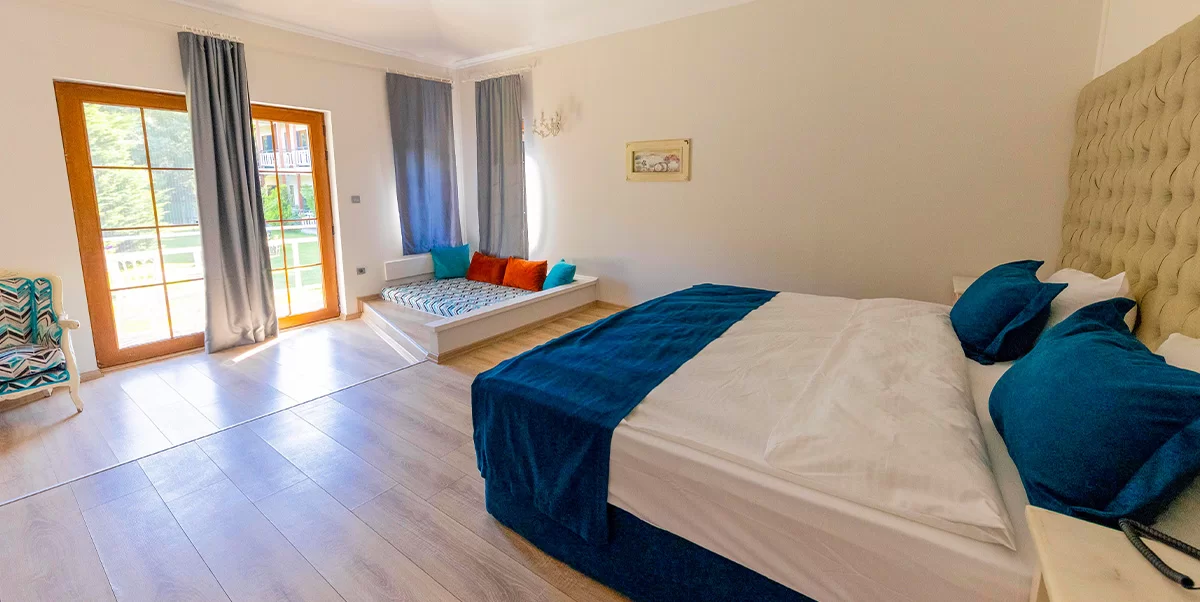 DELUXE ODA, BÜYÜK YATAKLI, BAHÇE MANZARALI